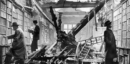 2차 세계대전 때 공습으로 폐허가 된 도서관에서 런던 시민들이 책을 고르고 있는 사진