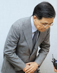 삼성전자 권오현 부회장이 14일 반도체 사업장에서 발생한 백혈병 환자와 사망자에 대해 고개 숙여 사과하고 있다.