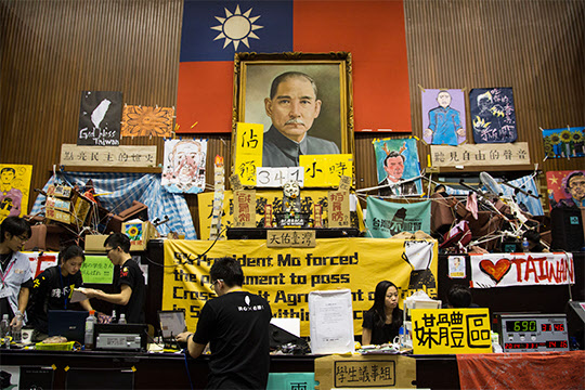 대만과 중국의 서비스 무역 협정 비준에 반대하는 대만 대학생들이 대만 타이베이 입법원(국회) 본회의장을 기습 점거한 모습./블룸버그