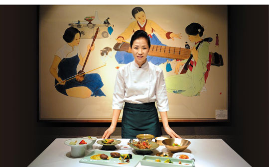 콧대 높은 미슐랭이 반한 식탁이 이것이다. 지난달 20일 일본 도쿄 긴자의 한식당 ‘윤가’의 윤미월 사장이 차린 음식은 여느 한국 가정에서 쉽게 보던 상차림을 기본으로 했다. 윤가 내부는 정갈한 양반집 느낌이다. 바닥에는 돌 1225개를 장인이 일일이 손으로 잘라 한국의 전통 빗살무늬 모양으로 깔았다. 벽은 작가 이이남의 ‘달항아리’ 등 한국 작가 작품으로 꾸몄다.
/도쿄=사진작가 한석일
