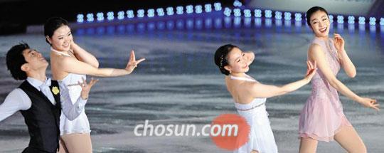 김연아(맨 오른쪽부터)·박소연·김해진·김진서가 지난 6일 서울 올림픽공원에서 열린 아이스쇼 '올댓스케이트 2014'에서 활짝 웃으며 함께 연기를 펼치고 있다.