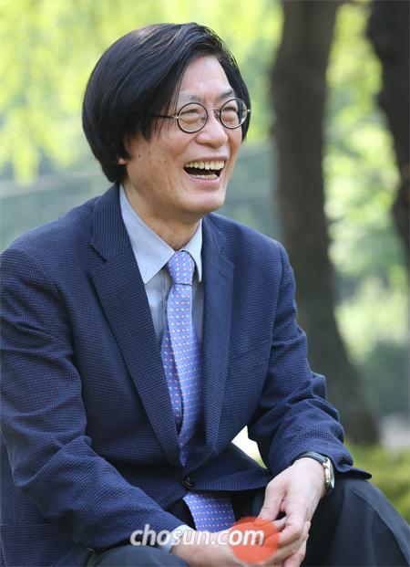 극작가 이강백은 “연극 ‘챙!’을 보러 온 심벌즈 연주자는 극장에 연락처를 남겨주면 고마움의 표시로 작가가 관람료를 지불하겠다”고 했다.