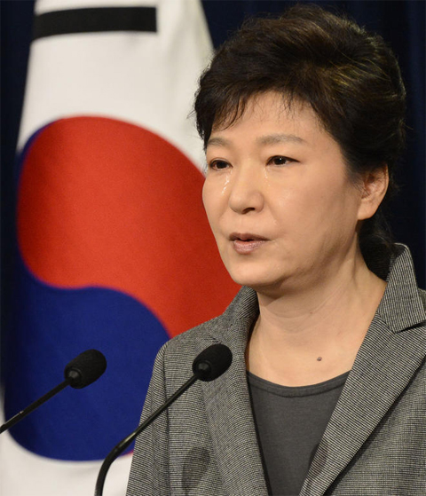 
		박근혜 대통령이 19일 오전 청와대 춘추관에서 '세월호 관련 및 새로운 국가운용 방안에 대한 대국민담화'를 발표하며 눈물을 흘리고 있다./뉴시스
