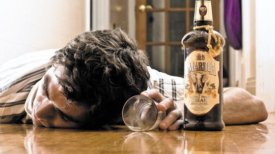 술에 취해 쓰러진 남성의 모습. 세계보건기구(WHO)는 알코올 관련 질병으로 2012년 한 해에만 330만명이 사망했다고 밝혔다.