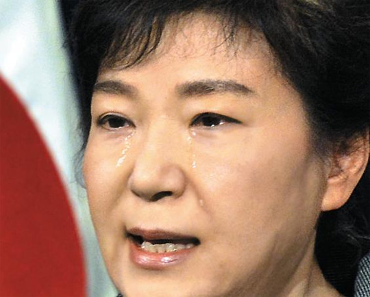 대통령의 눈물… 박근혜 대통령이 19일 오전 청와대에서 가진 세월호 관련 대국민 담화에서 침몰 당시 다른 사람의 생명을 구하고 숨진 단원고 교사와 학생, 세월호 직원 등의 이름을 일일이 거명하면서 눈물을 흘리고 있다. 박 대통령은 “이런 분들이야말로 우리 시대의 진정한 영웅”이라고 했다