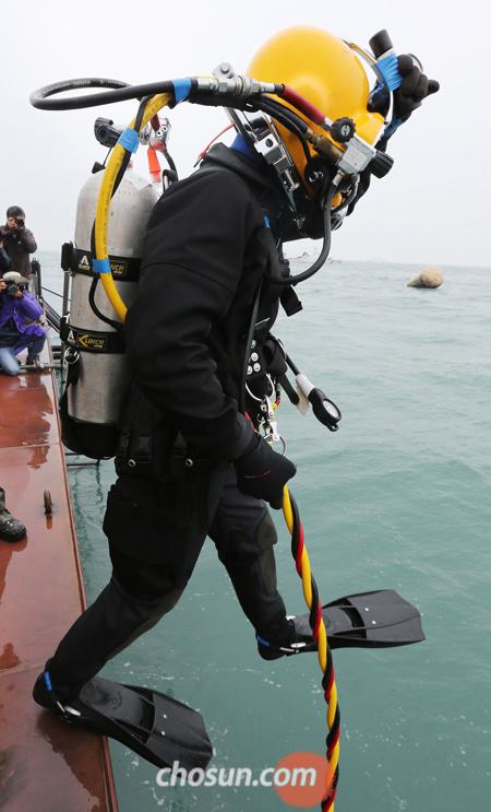 
	지난 14일 세월호 침몰 현장에 정박해 있는 바지선 언딘리베로호에서 해군 잠수사가 수색 작업을 위해 바다로 뛰어들고 있다.
