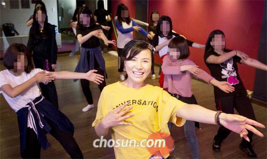 곽은주 서울 광양중 교사가 광진구의 한 댄스학원에서 ‘방송댄스 동아리’ 학생들과 함께 춤을 추고 있다. 곽 교사는 댄스 동아리를 통해 아이들과 교감하고 2009년부터 6년째 생활교육부장을 맡아 학교 부적응 학생을 지도해 오고 있다.