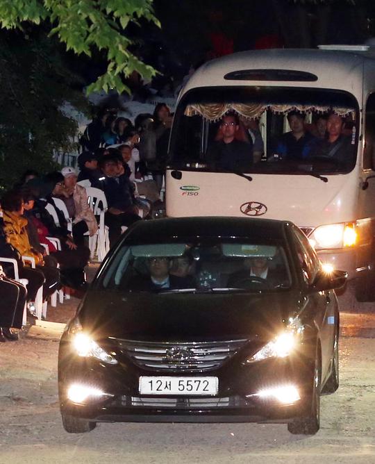 지난 21일 경기 안성시 금수원을 압수수색한 검찰 수사관들이 유병언 전 세모그룹 회장의 신병을 확보하지 못한 채 금수원 정문을 빠져나오고 있다.