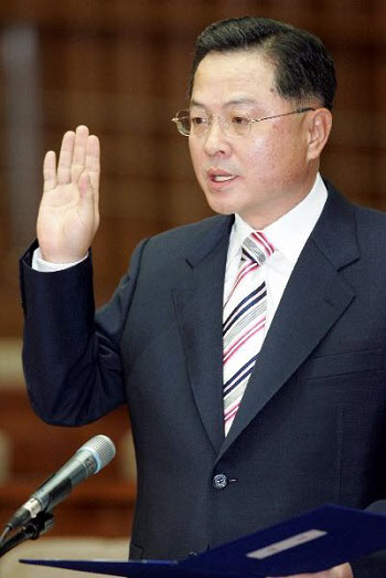 안대희 총리 후보자가 지난 2006년 6월 대법관 후보 신분으로 국회 청문회에 출석, 증인 선서를 하고 있는 모습. /조선일보DB