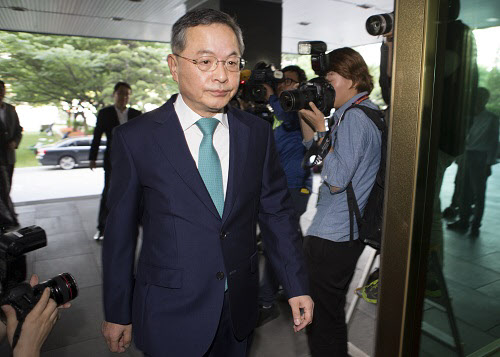 안대희 총리 후보자가 지난 22일 총리 내정사실이 알려진 뒤 기자회견을 하기 위해 서울 세종로 정부청사로 들어가고 있다. /윤동진 객원기자