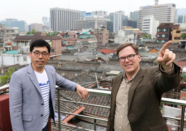 로버트 파우저 교수(오른쪽)와 그의 한옥‘어락당’의 리모델링 공사를 총괄한 황인범 도편수
