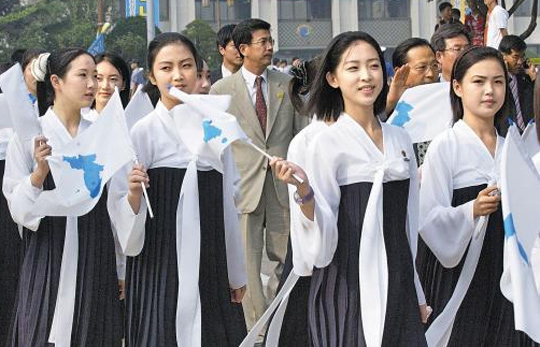 
	9년전 인천에 왔던 리설주… 북한이 23일 오는 9월 인천아시안게임에 선수단을 파견한다고 공식 발표했다. 사진은 지난 2005년 인천에서 열린 아시아육상경기대회 때 방문했던 북한 응원단 모습. 지금은 김정은의 부인이 된 리설주(맨 오른쪽)의 모습도 보인다.
