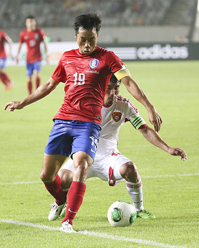 한국과 중국의 2013년 동아시안컵 축구선수권대회 경기 모습. 한국은 중국 국가대표팀에 대해 그동안 29전 16승 12무 1패를 기록했다./조선일보DB