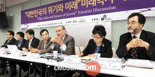 26일 서울 종로구 혜화동 기술인문융합창작소에서 국제미래학회 주최로 열린 ‘한국의 위기와 미래’ 좌담회에서 참석자들이 북핵과 통일, 재난·안전 등 우리 사회의 위기 문제에 대해 토론하고 있다. 오른쪽부터 안종배 한세대 교수, 박영숙 유엔미래포럼 대표, 제롬 글렌 국제미래학회장, 김광두 국가미래연구원장, 이남식 계원예술대 총장, 장순흥 한동대 총장, 박진 한국외국어대 석좌교수