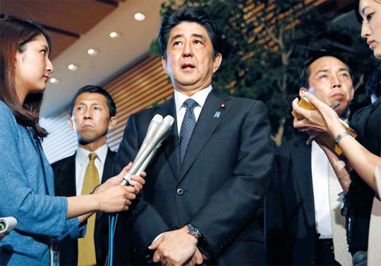 
	아베 신조(가운데) 일본 총리가 29일 오후 6시 30분 도쿄 총리 공관에서 기자들에게 북·일 간 합의 내용을 발표하고 있다.
