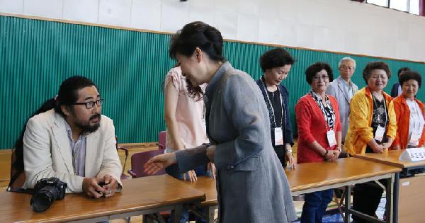 朴 대통령, 노동당 참관인에 악수 거부 당해...무책임하고 몰염치한 자가 대통령이랍시고...