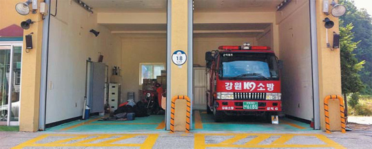강원 삼척시 노곡면 일대 144㎢(서울시 면적의 약 4분의 1)의 재난을 책임지는 삼척소방서 노곡119지역대. 이곳은 소방관 3명이 12시간 단위로 교대 근무를 하고 있어 상황이 발생하면 소방관 한 명만 출동하는 ‘1인 소방서’다