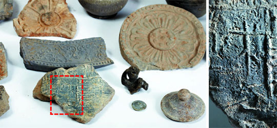 
		경북 경주시 구황동 미탄사지에서 출토된 주요 유물들. 붉은 점선을 확대한 오른쪽 사진은 기와에 새겨진‘미탄(味呑)’명문이다. /불교문화재연구소 제공
