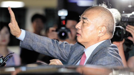 
	문창극 국무총리 후보자가 12일 오후 저녁식사를 위해 정부서울청사 창성동 별관을 나서고 있다. 총리실 측은 지난 2011년 문 후보자가 장로로 있던 교회 강연에서 한 발언이 일제 식민지배와 남북 분단을 정당화했다는 등 악의적으로 왜곡 편집돼 보도됐다면서 해당 언론사 보도 책임자에 대해 명예훼손 혐의로 법적 대응을 하겠다고 밝혔다.
