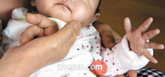 
	16일 오전 서울 구로구 가리봉동 지구촌사랑나눔 쉼터에서 우즈베키스탄인 어머니에게 버림받은 예은이가 봉사자의 품에서 잠들었다. 생후 2개월 된 예은이는 한국에도, 부모의 나라에도 출생 신고를 하지 못해 국적이 없다
