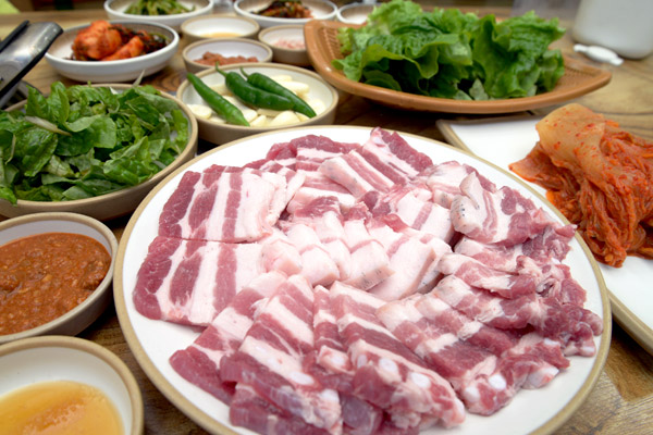 흑돼지는 수분 함량이 적고, 지방질이 적어 육질이 쫄깃하고 부드럽다.