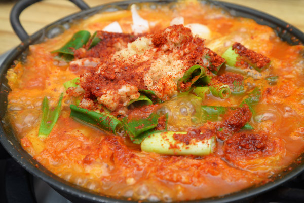 함양에서는 흑돼지를 이용한 김치찌개 요리도 맛볼 수 있다.