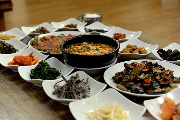 함양 인근 산자락(지리산, 덕유산 등)에서는 다양한 산채요리를 즐길 수 있다.