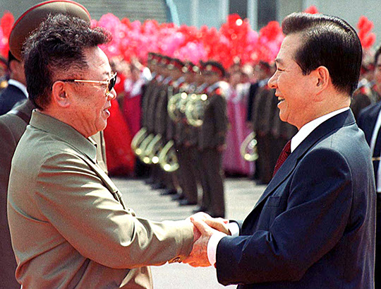 지난 2000년 고(故) 김대중 전 대통령이 평양 순안공항에서 북한 김정일 국방위원장과 악수하는 모습