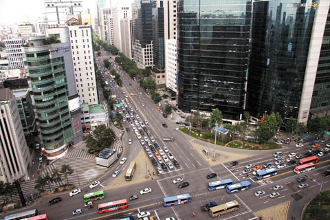 전국에서 땅값이 가장 비싼 곳 중 하나인 서울 강남역 네거리 일대.