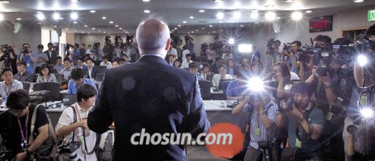 
		문창극 총리 후보자가 24일 서울 종로구 정부서울청사에서 기자회견을 열어 사퇴 의사를 밝히고 있다. /김지호 기자
