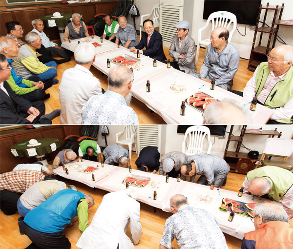 
	지난 6월 17일 퇴임인사차 경로당을 찾은 조유행 하동군수(위). 그가 자리를 뜨려하자 어르신들이 일제히 큰절을 하며 그동안의 노고를 격려했다. photo 이신영 영상미디어 기자

