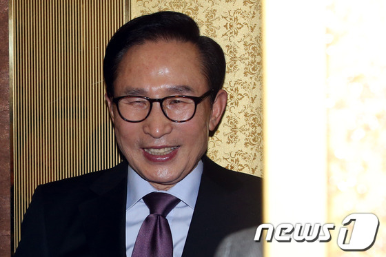 경북대, MB에 명예박사 수여 추진 논란