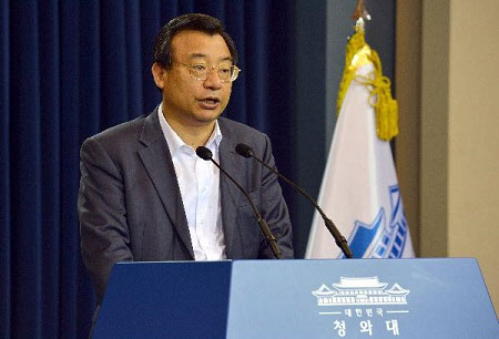 이정현 전 홍보수석이 지난 7월 홍보수석 재직 당시 청와대 춘추관에서 브리핑을 하고 있는 모습./뉴시스