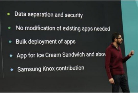 25일 구글 선다 피차이 수석부사장이 대형슬라이드를 통해 삼성전자의 녹스(Knox)를 차세대 안드로이드에 포함하기로 했다고 발표하고 있다.