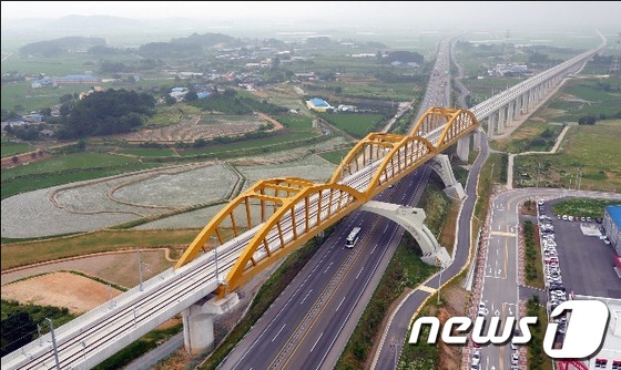 
	호남고속철도 정지고가 특수교량 전경. 사진은 정지고가 中 3-Arch교 모습 © News1
