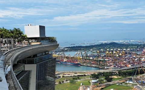 내수가 살면 무역도 영향받는 것일까? 싱가포르 최대 복합리조트 마리나베이샌즈(MBS) 57층 옥상에서 내려다본 컨테이너 항구의 붐비는 모습. 마리나베이샌즈와 센토사 리조트가 연간 1500만명의 외국 관광객을 불러들이면서 싱가포르 GDP의 2% 상승효과를 내자, 지난 1분기 싱가포르항 컨테이너 물동량도 2.3% 증가하며 싱가포르 무역 회복세를 이끌었다.