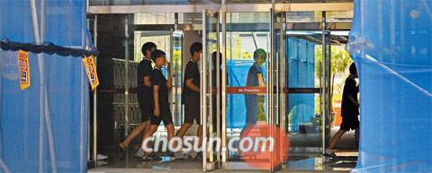 
	세종市 학교는 공사 중 교실 부족 현상이 심각한 세종시에서는 상당수 학교가 증축 공사를 하고 있어 학생들이 사고 위험에 처해 있다는 지적이 나온다. 30일 학교 증축 공사가 한창인 세종시의 한 중학교에서 학생들이 점심을 먹으려고 급식실로 이동하고 있다.
