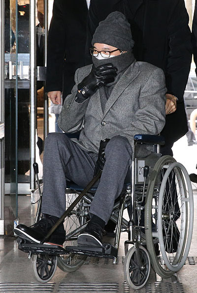 휠체어를 타고 법정으로 향하는 이재현 CJ그룹 회장.