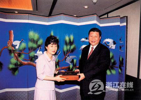 박근혜 대통령과 시진핑 중국 국가주석이 지난 2005년 7월 19일 서울 63빌딩 중식당에서 처음 만나 서로 선물을 주고 받고 있는 모습. 당시 시 주석은 저장(浙江)성 당서기였고, 박 대통령은 한나라당 대표였다. /浙江在?