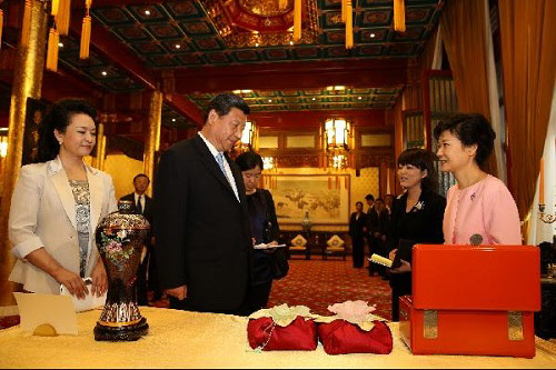 박근혜 대통령이 작년 6월 중국을 방문했을 때 베이징 조어대(영빈관)에서 시진핑 중국 국가주석과 오찬을 마친 뒤 서로 준비한 선물을 소개하고 있다. 시 주석 왼쪽은 시 주석의 부인인 펑리위안 여사다. /청와대 제공