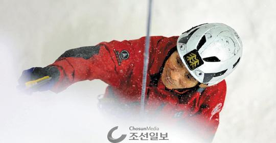 이용대 코오롱등산학교 교장은 자신이 원로가 아닌 현직 알피니스트라고 했다. 사진은 이 교장이 서울 우이동 코오롱등산학교 교육센터에 있는 20m 높이의 세계 최대 실내 인공빙벽을 오르는 모습.