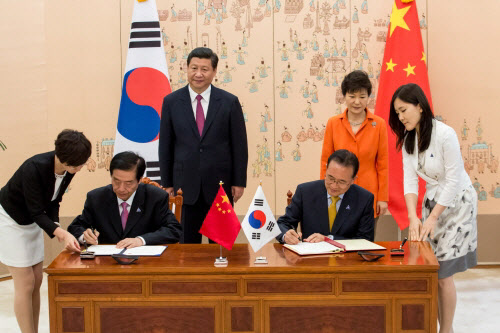 백운찬 관세청장과 위광저우 중국 해관총서장이 양국 정상이 임석한 가운데 양국 관세당국간 전략적 협력 약정을 체결하고 있다. /관세청 제공