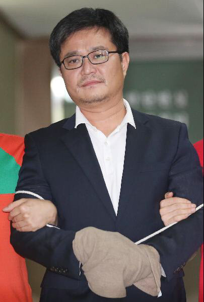 지난 3일 60대 재력가를 청부 살해한 혐의로 구속된 김형식 서울시의원이 서울 강서경찰서에서 서울 남부지검으로 송치되고 있다/ 조선일보 DB