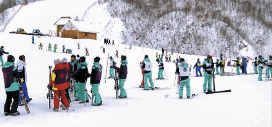 “스키장 만들 돈이면 인민들 2년은 먹고살 것” 본지의 설문에 응답한 북한 주민들은 북한이 김정은의 대표적인 치적 사업으로 건설한 마식령스키장에 대해 “스키장 만들 돈이면 인민들이 2년은 먹고살 수 있을 것”이라고 했다. 사진은 마식령 스키장에서 스키를 타는 사람들 모습