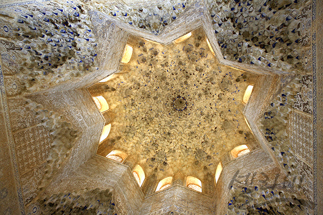 알함브라 마지막 왕조인 나스르 궁전의 종유석 천장.