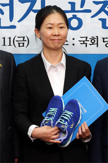 
		7.30재보선 권은희(광주 광산을) 새정치민주연합 후보가11일 오전 서울 여의도 국회 당대표실에서 열린 공천장 수여식에서 안철수, 김한길 공동대표에게 전달받은 공천장과 운동화를 들고 기념촬영을 하고 있다./뉴스1
