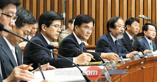 세월호 침몰 사고 진상 규명을 위한 국회 국정조사특별위원회가 11일 국회에서 열리고 있다. 참석한 각 부처 장관과 기관장들이 의원들 질의에 답하고 있다.