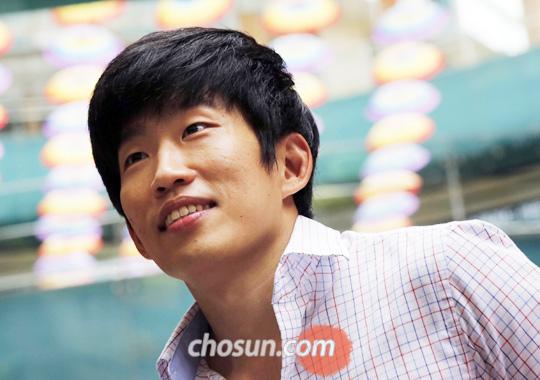 
	선현우씨는 다음 달 2일 홍대입구역 부근에서 카페를 연다. “카페 안에 강의실도 마련했어요. 외국인에게 한국어와 한국 문화를 오프라인으로 가르치려고요. 외국인·한국인이 반반씩 오면 좋겠어요. 서로 섞여 이야기하고 친해지는 것이야말로 최고의 문화 전파니까요.”
