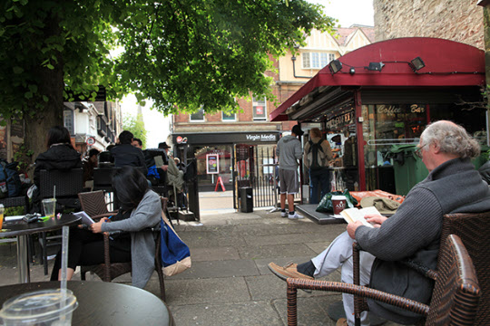 옥스포드 시티센터의 거리에서 독서하는 노인. 영국에서 책과 신문의 가치는 여전히 유용하다./사진=이서현