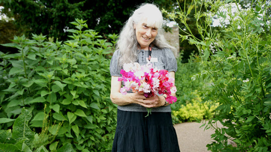 세익스피어의 부인 앤 해서웨이의 집에서 관리를 맡고있는 할머니가 화사한 꽃을 들고 미소짓고 있다./사진=이서현